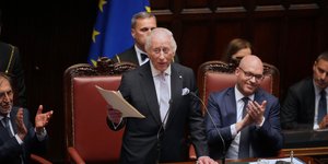 Ο βασιλιάς της Αγγλίας Κάρολος μιλά στο ιταλικό κοινοβούλιο