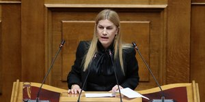 Η υφυπουργός Μετανάστευσης και Ασύλου, Σέβη Βολουδάκη στη Βουλή