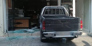 Το αγροτικό που «μπούκαρε» σε φούρνο στο Αγρίνιο