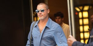 Ο Μπραντ Πιτ με ολόσωμη μπλε φόρμα