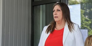 Η Ζωή Κωνσταντοπούλου με λευκό σακάκι
