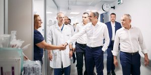 Επίσκεψη Μητσοτάκη στο ΚΑΤ: Συνομίλησε με νοσηλευτές και γιατρούς -«Εδώ είναι το σπίτι μας»