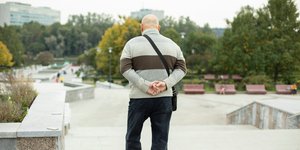 Τι σημαίνει το περπάτημα με τα χέρια πίσω από την πλάτη σύμφωνα με την ψυχολογία;