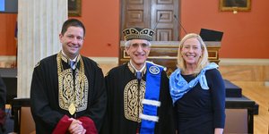 Η πρόεδρος Maurie McInnis και ο τ. πρόεδρος Peter Salovey του πανεπιστημίου YALE στο πανεπιστήμιο Αθηνών