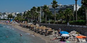 Χαμός στις παραλίες της Αττικής για λίγες ανάσες δροσιάς