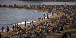 Παραθεριστές σε παραλία της Βαρκελώνης στην Ισπανία