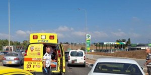 Αυτοκίνητο έπεσε πάνω σε στάση λεωφορείου στο Ισραήλ