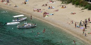 Δώδεκα ελληνικές παραλίες «έχασαν» την «γαλάζια σημαία»