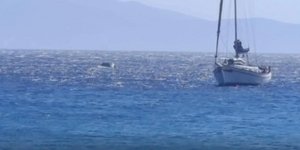 Αυτοκίνητο στη θάλασσα στη Τήνο