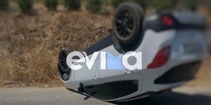 Το αυτοκίνητο που τούμπαρε σε δρόμο στην Εύβοια