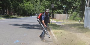 Άνδρας χρησιμοποιεί φυσητήρα φύλλων