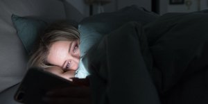 Κοπέλα χαζεύει στο κινητό της