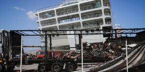 Βγάζουν τις νταλίκες από το Βενιζέλος (Φωτογραφία: Eurokinissi/ΠΑΝΑΓΟΠΟΥΛΟΣ ΓΙΑΝΝΗΣ)
