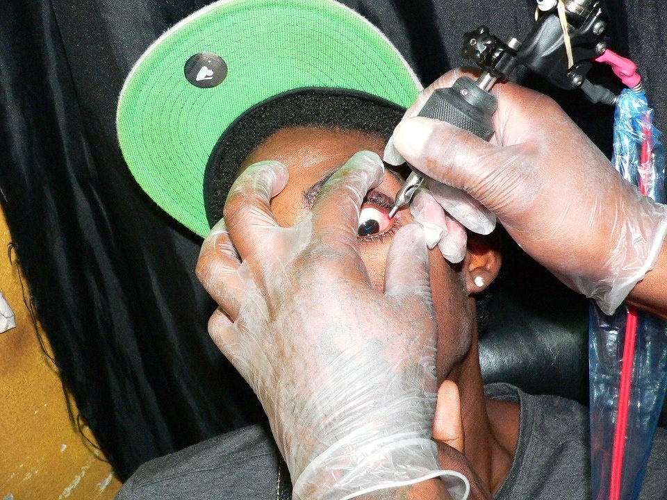 diaforetiko.gr : tatoo4 2 Καλλιτέχνες αυτοτυφλώνονται κάνοντας τατουάζ στα μάτια  Ανατριχιαστικές εικόνες