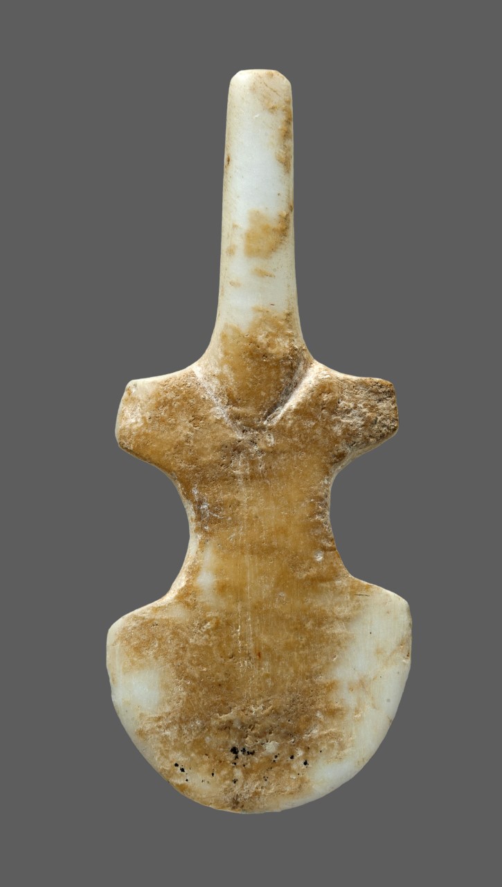 Βιολόσχημο μαρμάρινο ειδώλιο από το νεκροταφείο στα Γλυφά Πάρου (3200-2800 π.Χ.). © ΕΑΜ/ΤΑΠ. Φωτ. Σ. Μαυρομμάτης. 