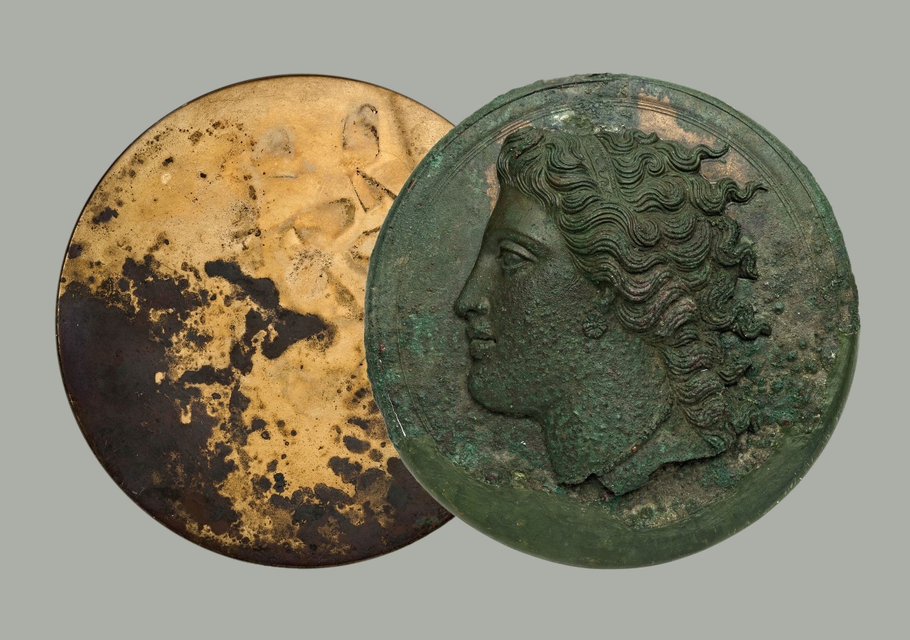  Χάλκινο πτυκτό κάτοπτρο από την Κόρινθο (330-320 π.Χ.) © ΕΑΜ/ΤΑΠ. Φωτ. Σ. Μαυρομμάτης