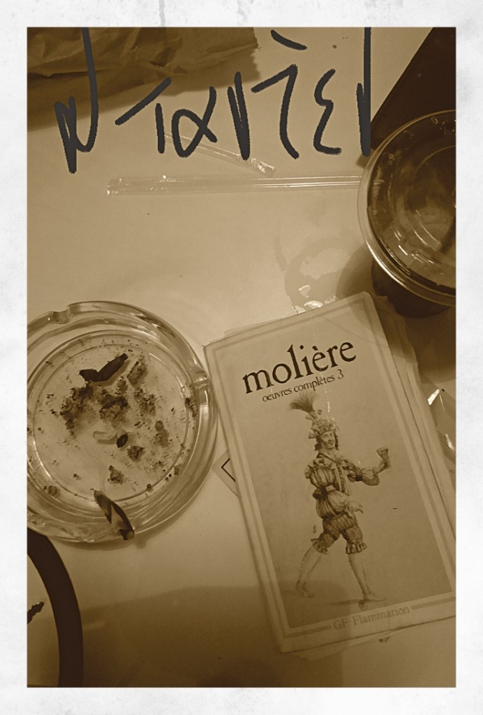 Μια από τις λιγότερο παιγμένες και περισσότερο πικρές κωμωδίες του Μολιέρου ανεβαίνει για πρώτη φορά στη σκηνή του Θεάτρου Τέχνης. Μια κωμωδία με κοινωνικο-πολιτική διάσταση που μιλάει παρ΄όλα αυτά για τον έρωτα. Ή για να είμαστε ακριβείς για τη δυστυχία της έλλειψής του.  «Ο Ζωρζ Νταντέν» έχει μείνει ά ν α υ δ ο ς  με το θράσος της γυναίκας του. Από τη Μαριάννα Κάλμπαρη