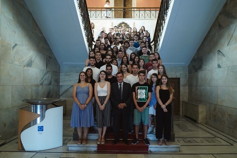 Ο δήμαρχος Αθηναίων Γιώργος Καμίνης υποδέχθηκε και συνεχάρη τα παιδιά των δημοτικών υπάλληλων που πέρασαν σε Πανεπιστήμια και ΤΕΙ