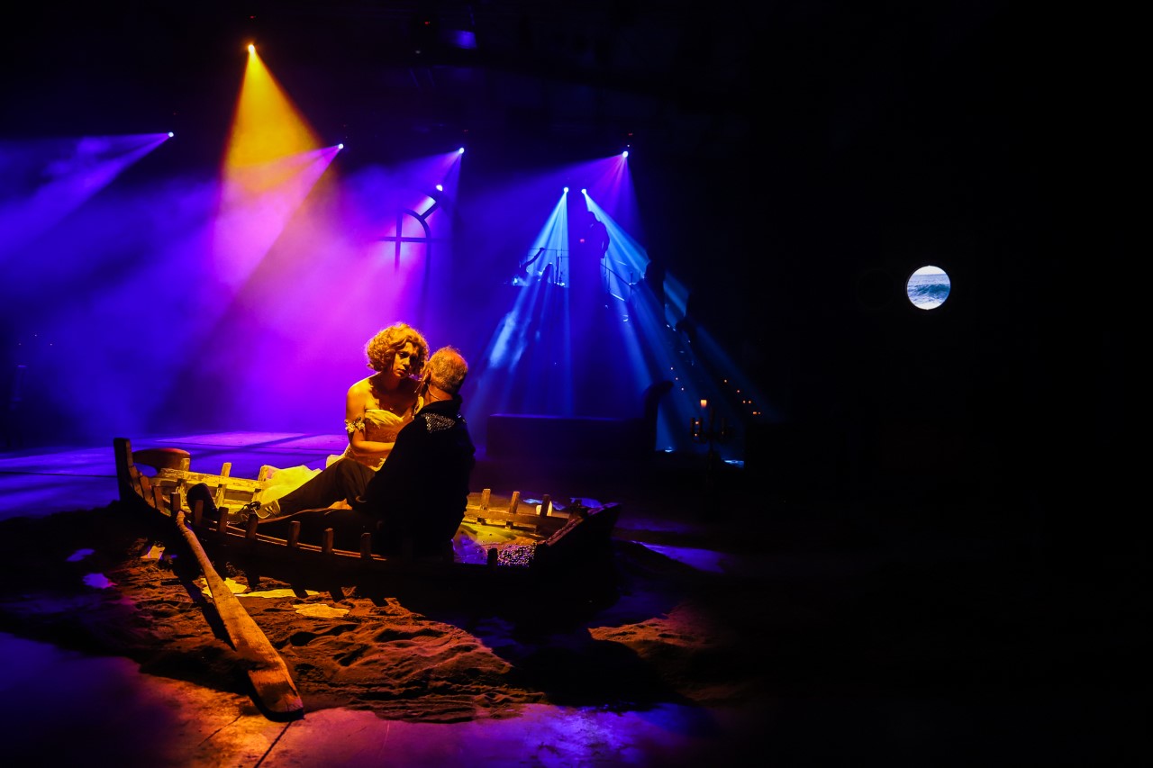 Παίζουν: Δημήτρης Γεωργαλάς, Λίνα Σακκά, Κώστας Φλωκατούλας, Κωστής Μπούτας, Ελσα Σίσκου, Χρήστος Ντόβας