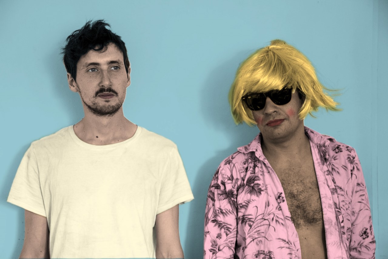 Οι 38χρονοι χιλιανοί εικαστικοί και σκηνοθέτες Κριστομπάλ Λεόν και Χοακίν Κοσίνια με τα ζοφερά παραμύθια 