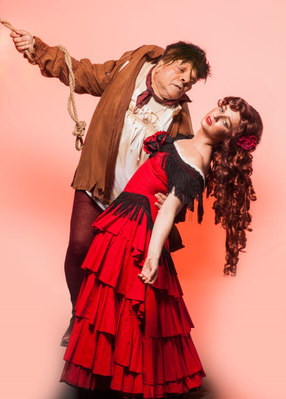 Επί σκηνής ένας μεγάλος θίασος ηθοποιών, χορευτών, ακροβατών και τραγουδιστών