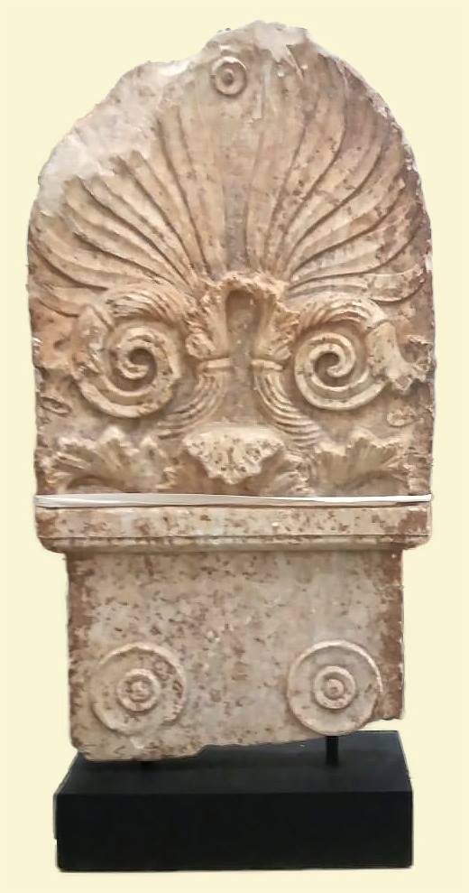 ΥΠΠΟ: «Η στήλη χρονολογείται περί το 340 π.Χ. και προέρχεται αναμφίβολα από κάποιο αρχαίο νεκροταφείο της Αττικής»