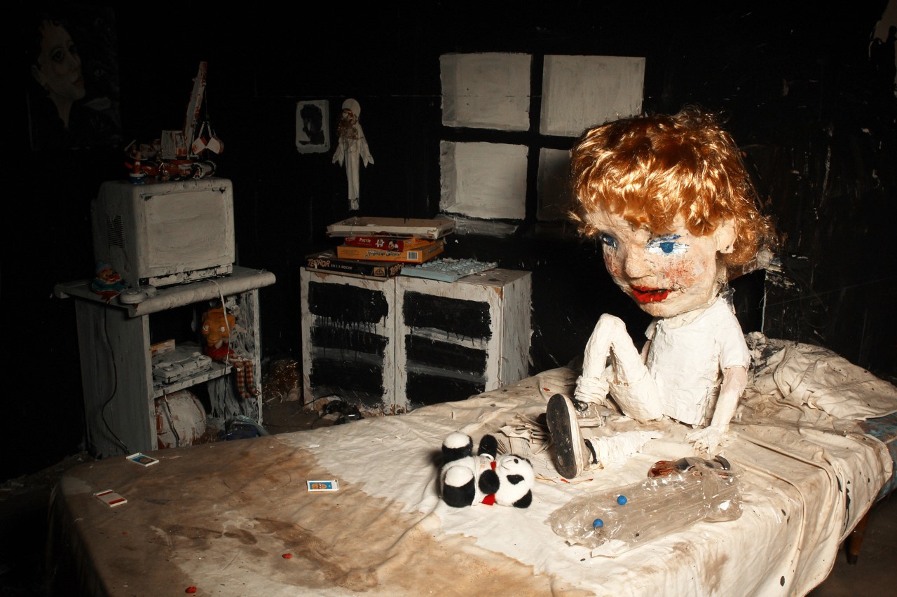 The Wolf House (2018), μια ενήλικη εκδοχή του παραμυθιού με τα τρία γουρουνάκια