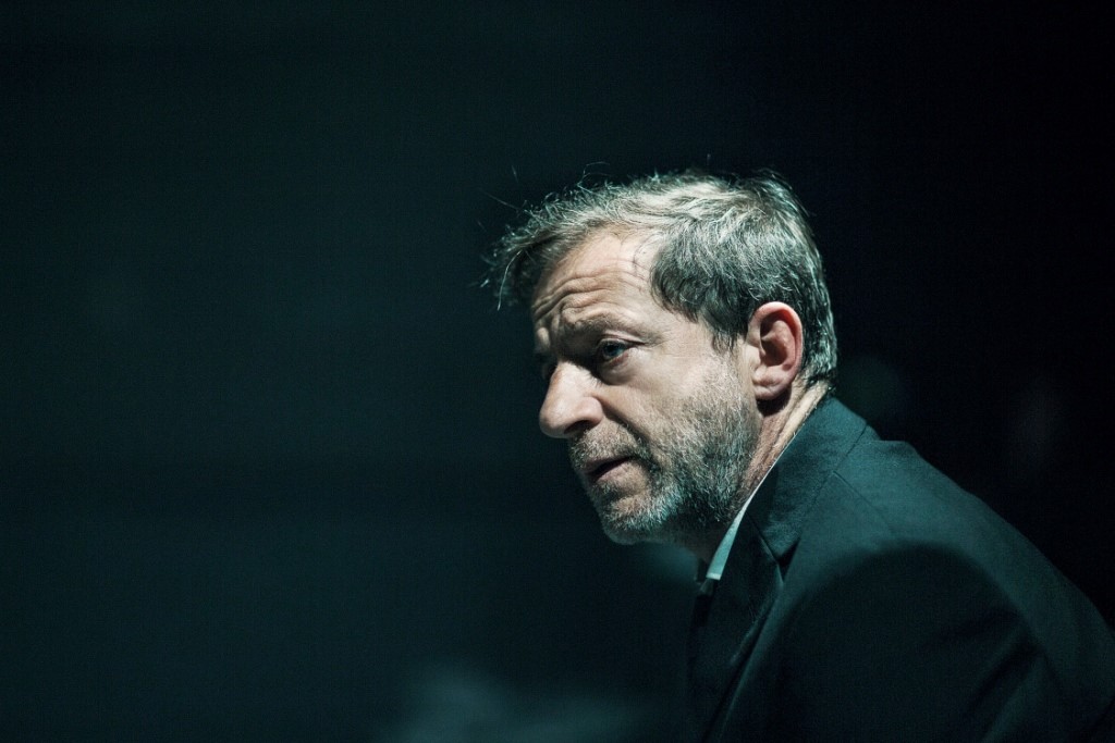 Στην παράσταση του ΛΙγνάδη τα Τα πολεμικά γεγονότα και άλλα δραματικά συμβάντα συναρθρώνονται, μεταξύ άλλων, με τον επιτάφιο λόγο του Περικλή