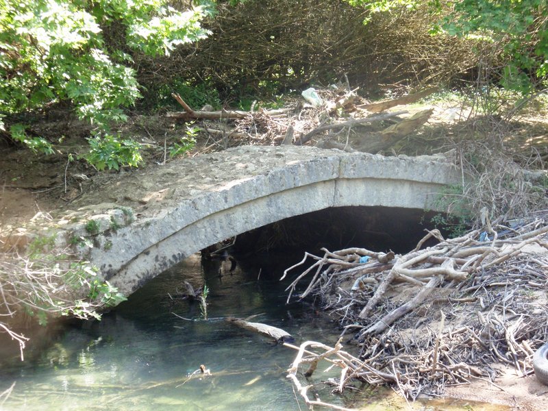Το γεφύρι της Γκουμάνης, των τελευταίων χρόνων του 19ου αιώνα, κινδυνεύει από τη στάθμη του νερού