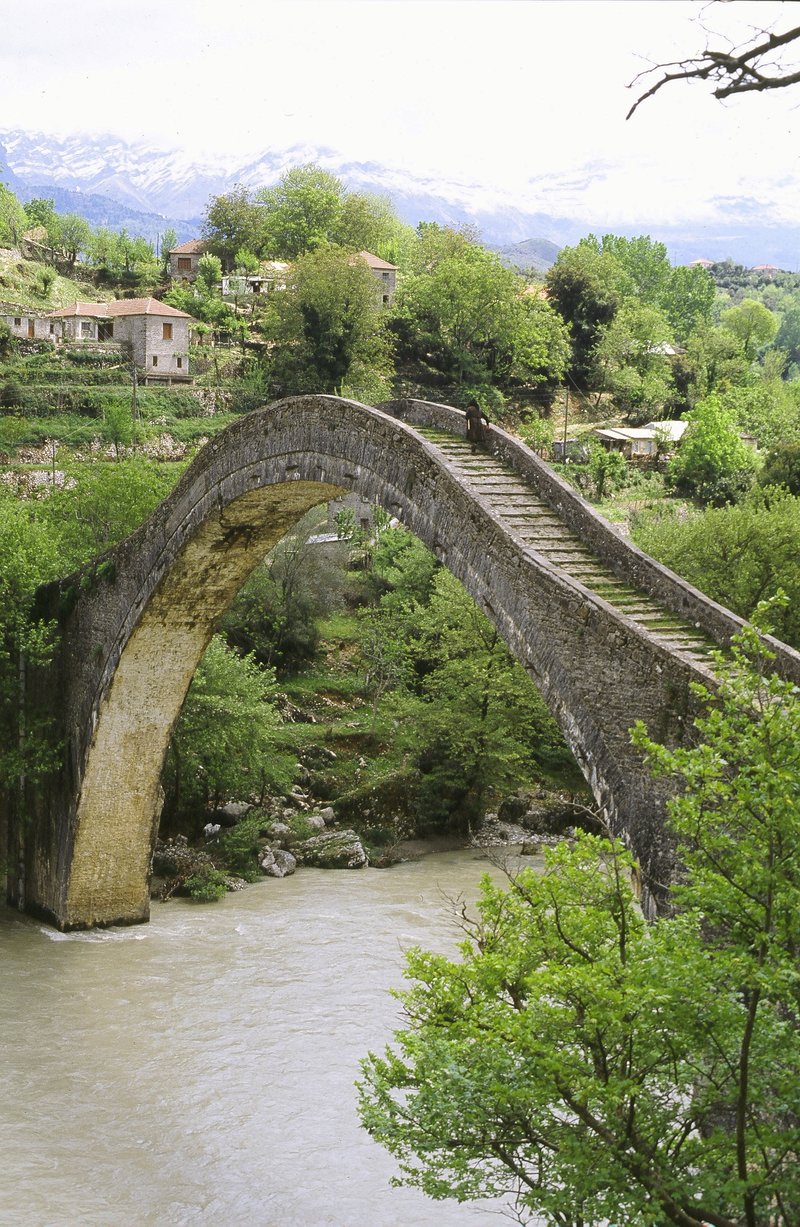 Το γεφύρι της Πλάκας πριν το παρασύρουν και το γκρεμίσουν τα νερά του ποταμού...