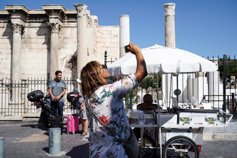 Πόζες στην αρχαία αγορά και ένα κομμάτι καρύδα για το δρόμο