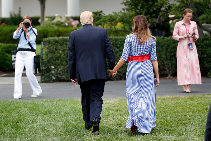 Από τις σπάνιες φορές που η Μελάνια επιτρέπει στον Ντόναλντ Τραμπ να της κρατήσει το χέρι. Φωτογραφία: AP/Alex Brandon