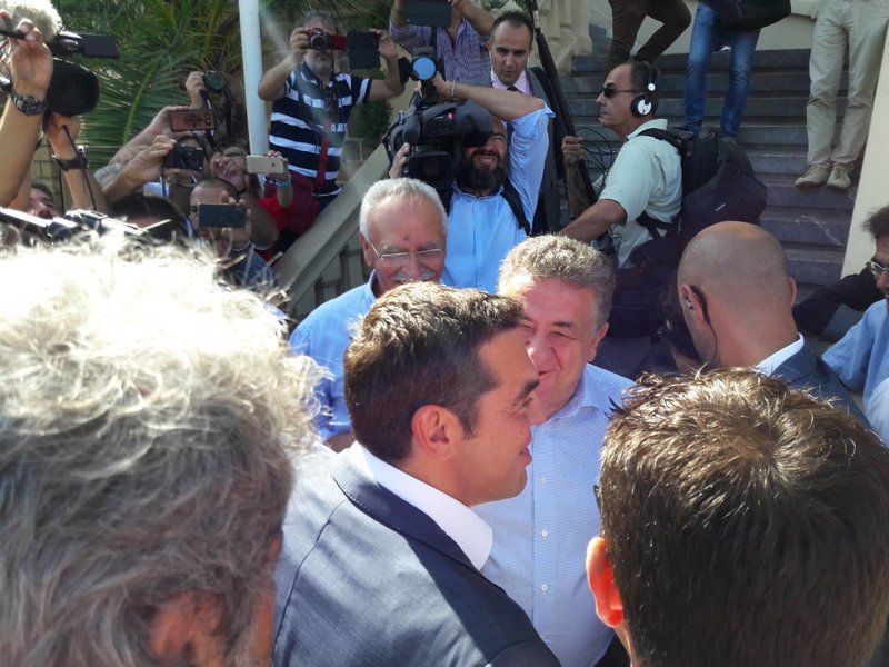 Ο Σταύρος Αρναουτάκης υποδέχεται τον πρωθυπουργό -Φωτογραφία: cretapost.gr