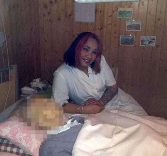 Διαβολική νοσοκόμα πόζαρε πλάι σε νεκρή γυναίκα και πόσταρε τη photo στο Facebook [εικόνες]