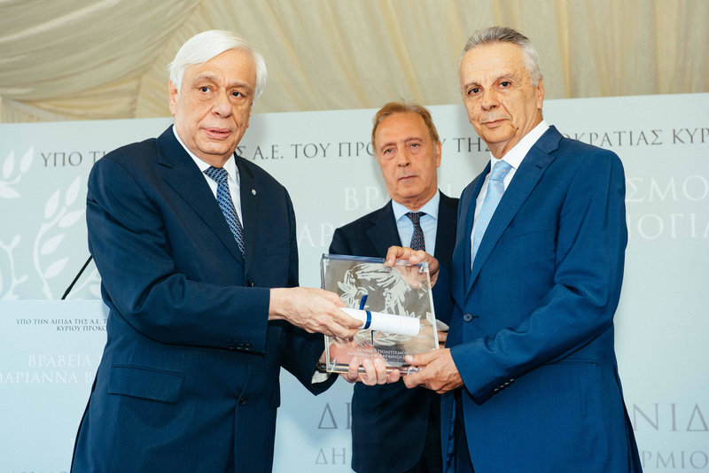 Ο Πρόεδρος του «Ερμιονικού Συνδέσμου» κύριος Γιάννης Σπετσιώτης παραλαμβάνει το «Βραβείο Πολιτισμού Μαριάννα Β. Βαρδινογιάννη» από τον Πρόεδρο της Δημοκρατίας