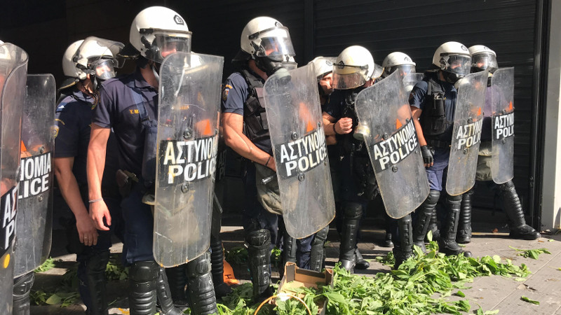 Μετά τα αυγά οι διαδηλωτές της ΠΟΕΔΗΝ έριξαν βλήτα στους άνδρες των ΜΑΤ- φωτογραφίες iefimerida