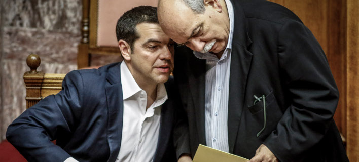 Ο Νίκος Βούτσης παραδίδει στον Τσίπρα τους τέσσερις τόμους του Φακέλου της Κύπρου