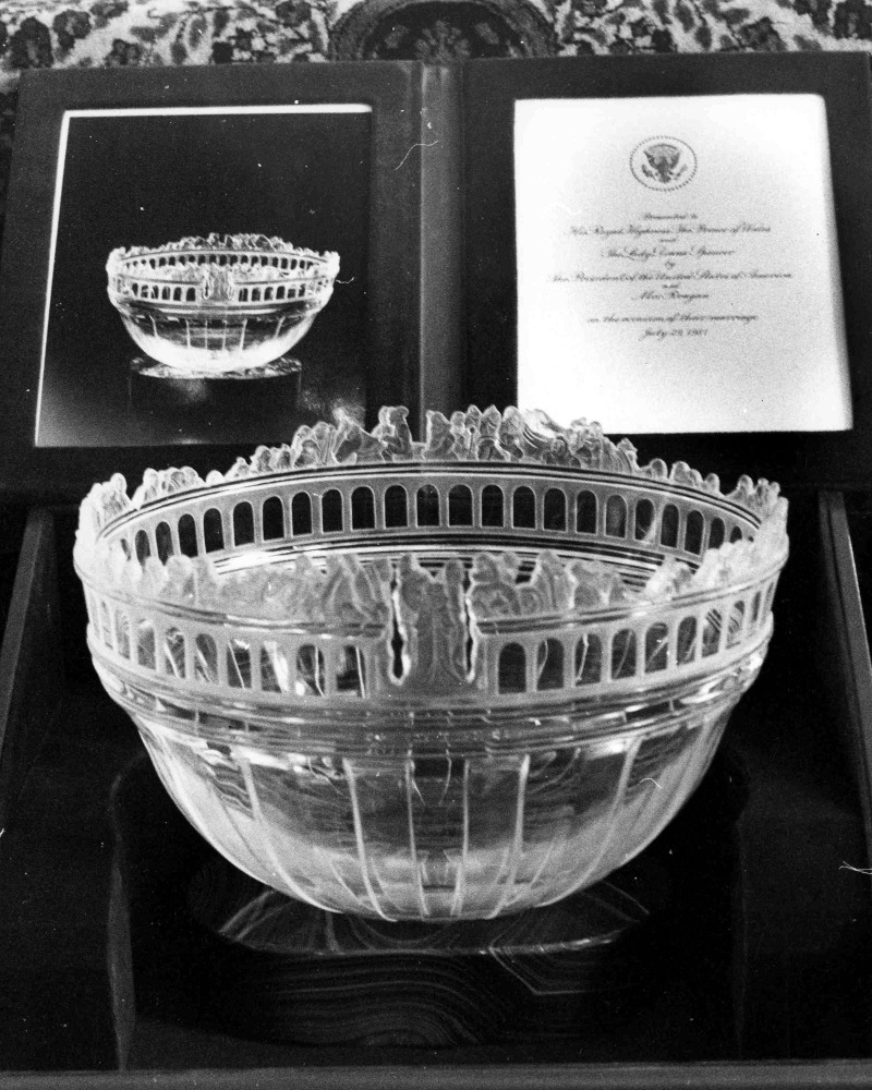 Ένα κρυστάλλινο μπολ ήταν το δώρο του τότε Αμερικανού προέδρου Ρίγκαν στο γάμο του πρίγκιπα Καρόλου και της Νταϊάνας. Φωτογραφία: AP