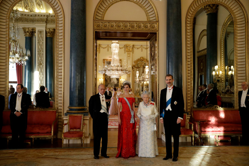 Η ισπανική βασιλική οικογένεια φωτογραφίζεται με την βασίλισσα και τον πρίγκιπα Φίλιππο στο White Drawing Room 