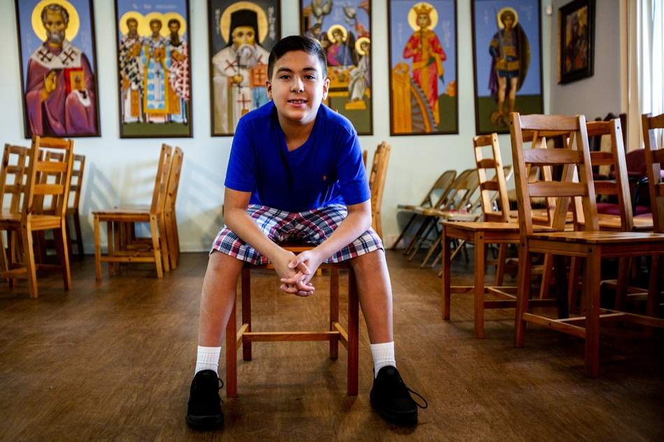 O 11χρονος ομογενής Ουίλιαμ Μαϊλλης στον ιερό ναό των Αγίων Ραφαήλ, Νικολάου και Ειρήνης στη Φλόριντα (Φωτογραφία: Tampa Bay Times) 