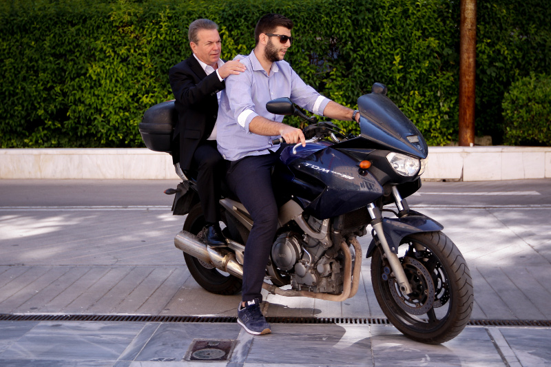 Με μοτοσυκλέτα έφθασε στο Υπουργικό και ο υφυπουργός Εργασίας Αν.Πετρόπουλος- φωτογραφία eurokinissi