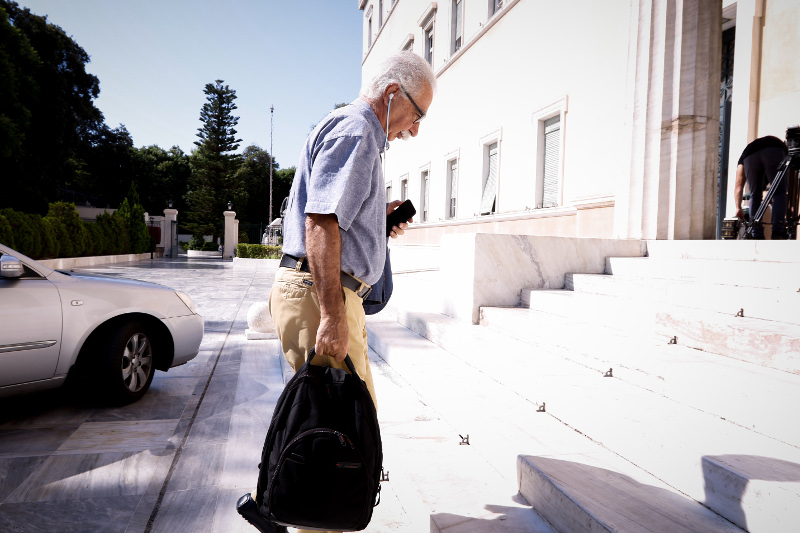 Ο υπουργός Παιδείας Κώστας Γαβρόγλου με casual look και back pack- φωτογραφία eurokinissi