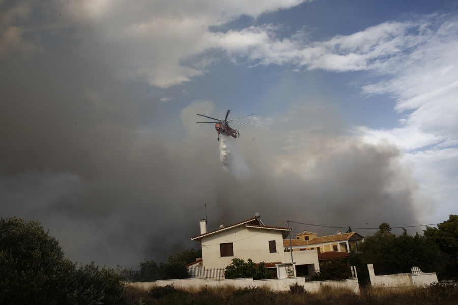 Πυροσβεστικά ελικόπτερα επιχειρούν πάνω από σπίτια στον Νέο Βουτζά -Φωτογραφία:ΑΠΕ ΜΠΕ/ΑΛΕΞΑΝΔΡΟΣ ΒΛΑΧΟΣ