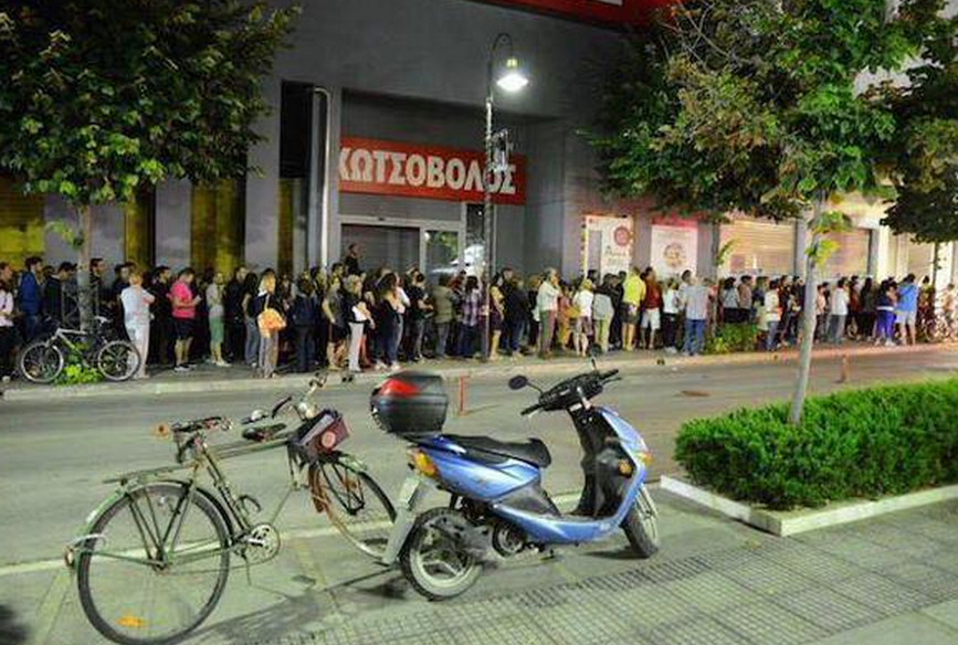 Ολη η Ελλάδα στα ΑΤΜ -Ταλαιπωρία, κλοπές, δάκρυα, στις ατελείωτες ουρές [εικόνες & βίντεο] | iefimerida.gr 0