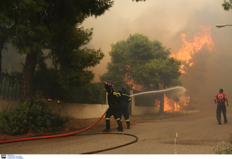 Οι πυροσβέστες δίνουν μάχη να προστατέψουν τις περιουσίες των κατοίκων. 