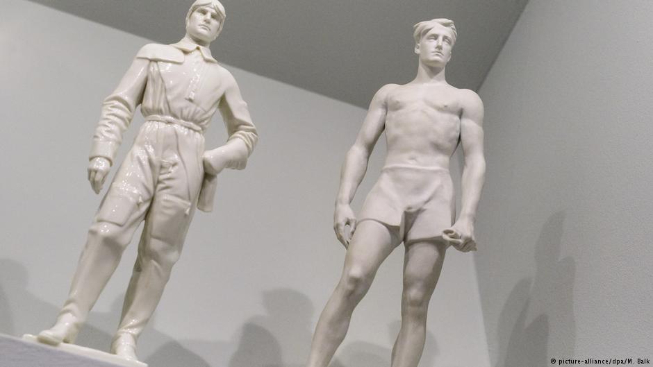 Ένας «Πιλότος» (1938) και ένας «Νικητής» (1939) από πορσελάνη Allacher, φωτογραφία: dw
