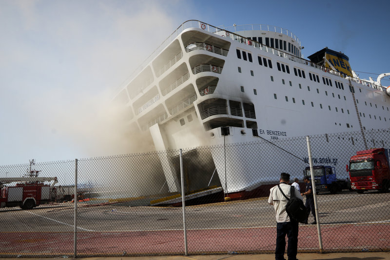 Το πλοίο έχει πάρει κλίση λόγω του νερού που έχουν ρίξει οι πυροσβέστες
