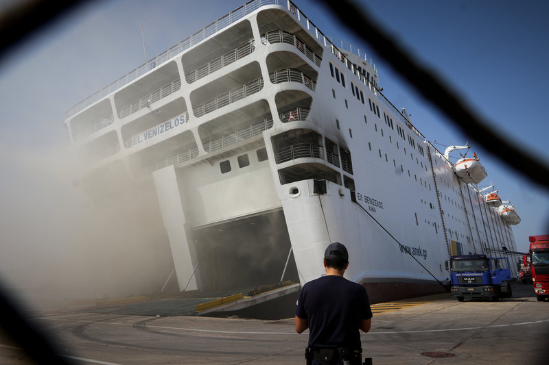 17 ώρες μετά την εκδήλωση της φωτιάς, δεν έχει κατασβεστεί πλήρως ακόμη