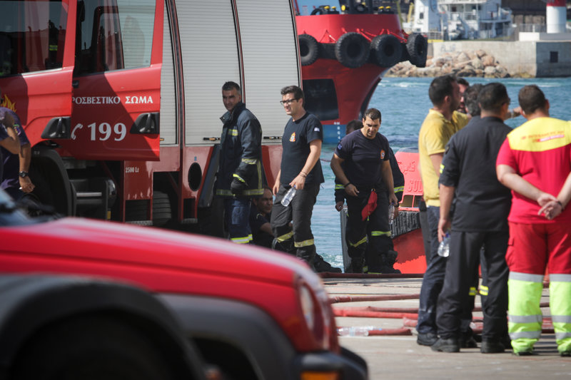 Από τα ξημερώματα οι δυνάμεις της πυροσβεστικής δίνουν τη μάχη για την κατάσβεση της πυρκαγιάς