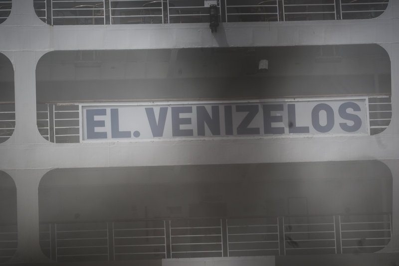 Το Ελ.Βενιζέλος, 17 ώρες μετά, ακόμη καπνίζει. 